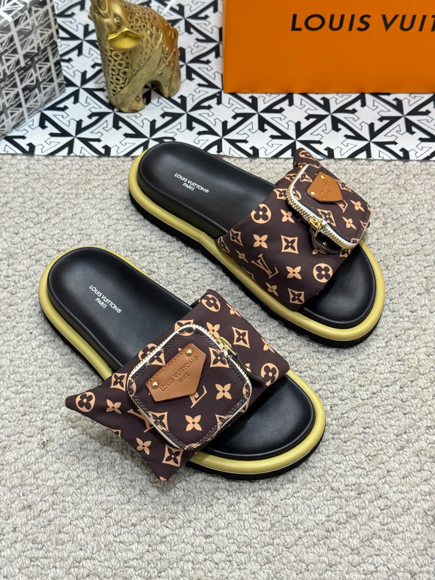 Men's shoes 💰400 [New style] 🦇🦇Top original order [Louis Vuitton] Couple style 👫Spring and summer style🎯🎯As an active family in the fashion industry ⭐ Lv is characterized by bold innovation ⚡Fabric down cloth🔥 Combined outsole, clean and tidy ⚡Fashionable and generous🌹Multiple colors available..Size: 36-44 (45 customized
